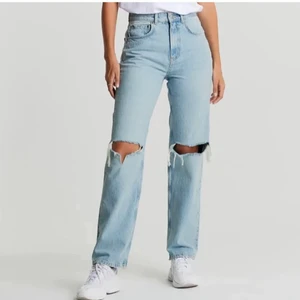 90’s high waisted jeans - 90’s high waisted jeans tall från Gina tricot, fint skick. Säljer då dem inte kommer till användning längre. Strl 32 men lite stora på mig som vanligtvis har 32-34 !!Nypris 500kr!!
