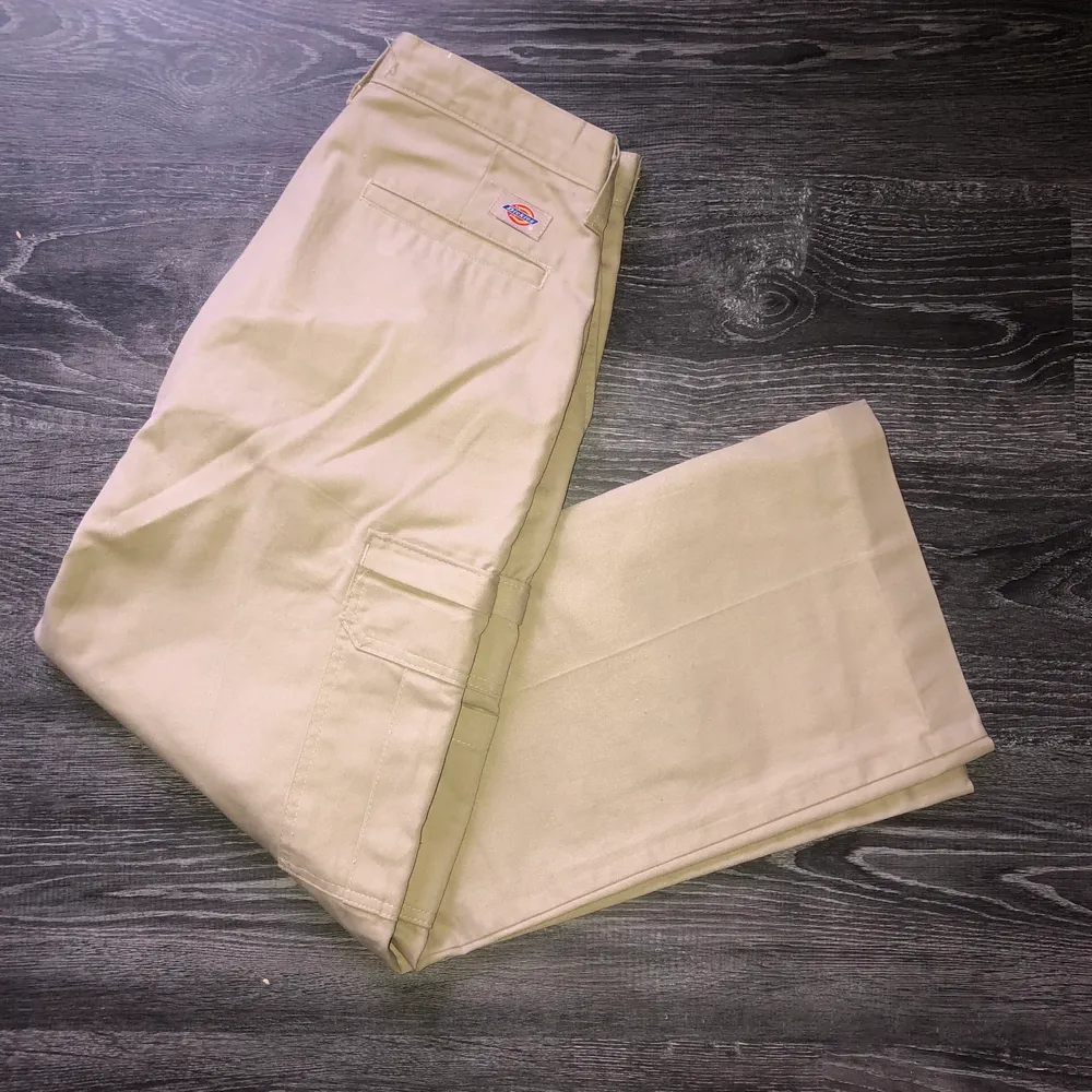 super fina Dickies chinos i bra skick. Wide leg men bra passform i midjan (jag har W27). Säljer pga att dem kommer inte till användning. Pm vid frågor💓 köparen står för frakt! Priset kan diskuteras vid snabb affär;). Jeans & Byxor.