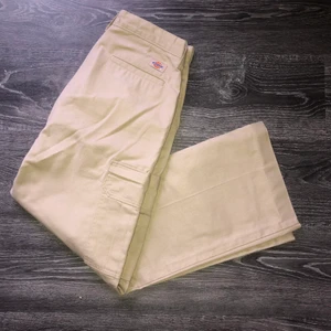 Dickies Chinos - super fina Dickies chinos i bra skick. Wide leg men bra passform i midjan (jag har W27). Säljer pga att dem kommer inte till användning. Pm vid frågor💓 köparen står för frakt! Priset kan diskuteras vid snabb affär;)