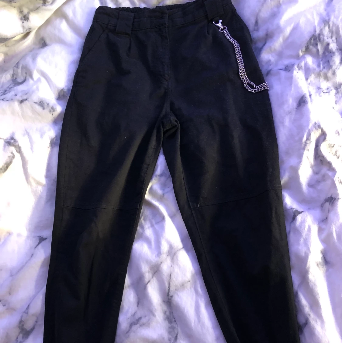 Svarta cargoliknande byxor - 91