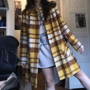 Gul rutig 60tals kappa  - Gul/orange rutig kappa från 60-talet köpt hos Lottasvintage i Odenplan. Jätte bra kvalite, förutom ett var hål som finns på insidan (bild 3)