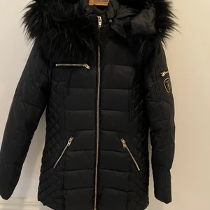 Rockandblue vinterjacka  - Vinterjacka med svart fuskpäls i fint skick, använd en vinter och säljes nu pga den inte passar. Storlek Small / 36. Kan mötas upp eller fraktas mot fraktkostnad. 