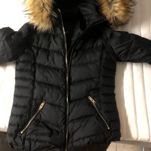 Rockandblue vinterjacka - Säljer denna helt oanvända super fina & varma vinterjacka från Rock and Blue. Passar mig som är xs, s, den är i 36. Den har två fickor fram med dragkedja & två innefickor med dragkedja. Väldigt fin figursydd & avtagbar lurv på luvan. Fick den i present så vet inte vad orginalpriset var, men på nätet är de ungefär 2500 kr. Tar endast swish & köparen står för frakten. 🥰