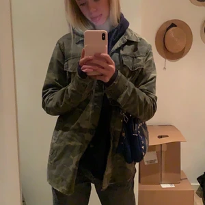 Camouflage jacka 💕💕 - INTRESSEKOLL!! Skitsnygg camouflage jacka jag tröttnat lite på men användes mycket sent i somras!! Storlek ca S men passar absolut XS & M också. Flera fickor, ingen luva. Köpt secondhand men märket är topshop, kontakta för fler bilder & ge pris i kommentarerna!!