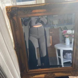 Kostymbyxor  - Svarta högmidjade kostymbyxor, vida ben.