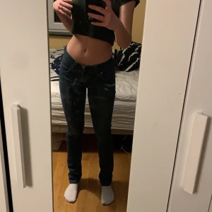 levis jeans  - hej! säljer mina lågmidjade levis jeans i storlek xs/s ny pris 600kr säljer för 150kr+ frakt de är spårbar frakt så ni kan hålla koll på paketet, har ni frågor så fråga mig!! pris kan diskuteras också!!💞💞💞