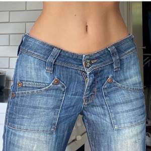 Assnygga lågmidjade Lee jeans  (va tyvärr för stora på mig). Pris kan diskuteras💕 utbyte funkar också. 