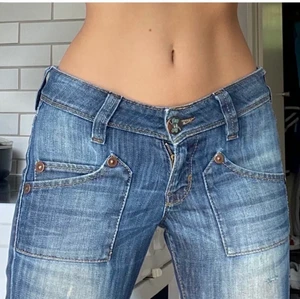 Lee lågmidjade jeans!  - Assnygga lågmidjade Lee jeans  (va tyvärr för stora på mig). Pris kan diskuteras💕 utbyte funkar också. 