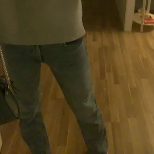 Zara jeans - Säljer de populära mid-rise zara jeansen! Använda få gånger där av i bra sick! Finns fler bilder om man vill ha💕💕
