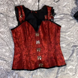 Piratkorsett - Perfekt halloween korsett i bra material, säljer den då den tyvärr är lite liten för mig