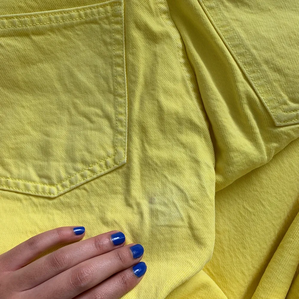 Zara jeans använda ca 3 gånger. Har tvättat bort en fläck vid rumpan lätt och gav upp. Går säkert bort . Jeans & Byxor.