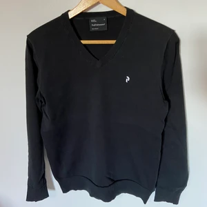 Peak performance tröja  - Peak performance tröja Nypris: 900kr Mitt pris: 200kr Skick: 8/10 Storlek: S Tunn tröja men väldigt skön 
