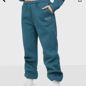 Nicki Studios pants - SLUTSÅLDA PÅ NICKI STUDIOS HEMSIDA!!                    Säljer pga lite för korta för mig (jag är 1,68).                           Storlek: M                                                                            Färg: Teal Blue                                                                  Märke: Nicki Studios                                                         Högsta bud vinner, buda från 350 (ordinarie pris 999kr)             Andvända 2 gånger (KÖPAREN STÅR FÖR FRAKTEN)