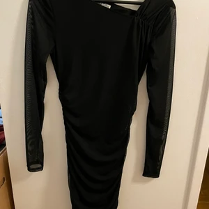 Svart klänning NAKD - Svart klänning med mesh från Nakd. Strl XS. Använd en gång. 