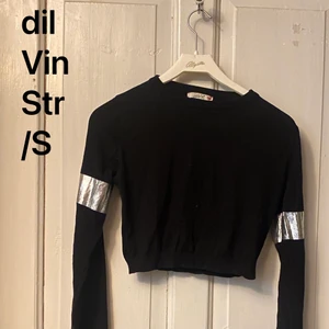 Topp - Svart tunn topp med silver i ärmarna 