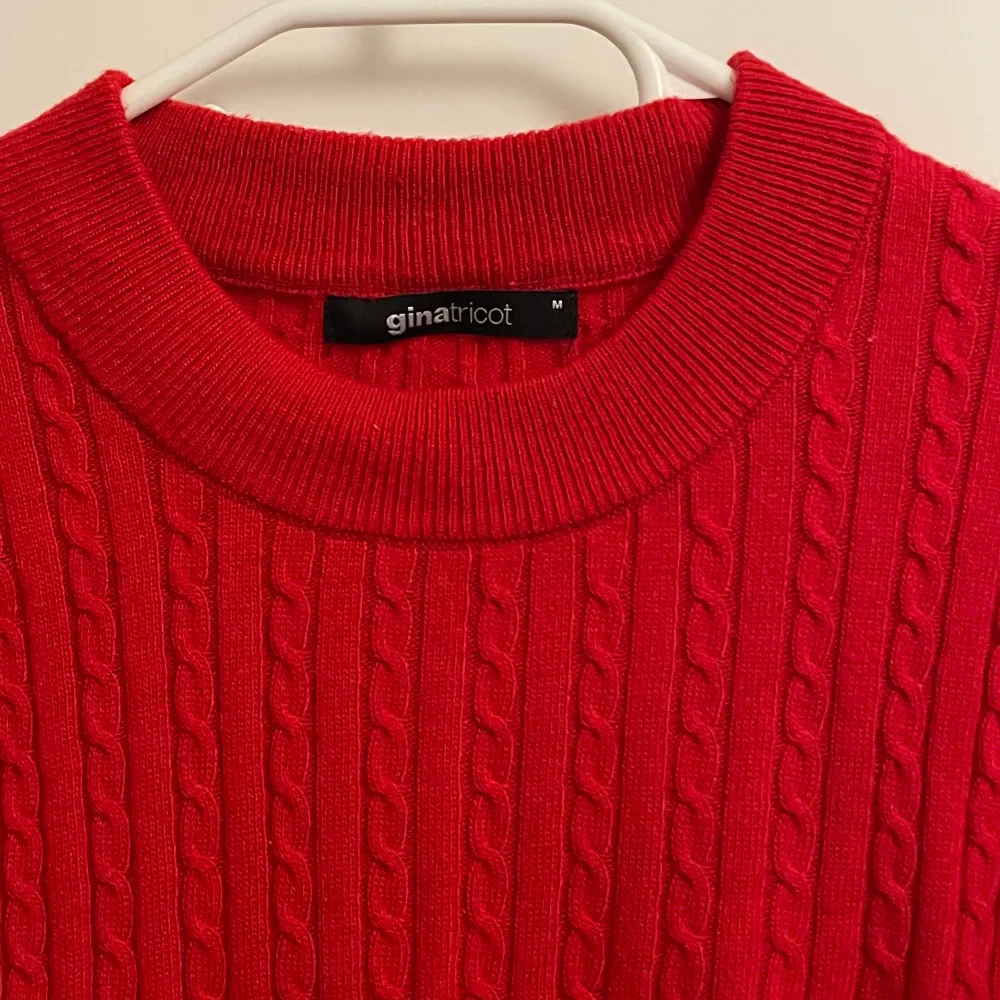 Röd kabelstickad tröja från Gina Tricot i storlek M. Mjukt och stretchigt material och endast använd ett fåtal gånger ❤️. Stickat.