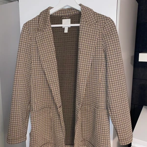 Blazer - Rutig blazer från hm, storlek 34                                    Köparen står för frakt 