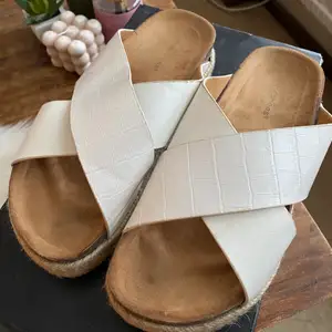 White flat summer sandals worn only once 