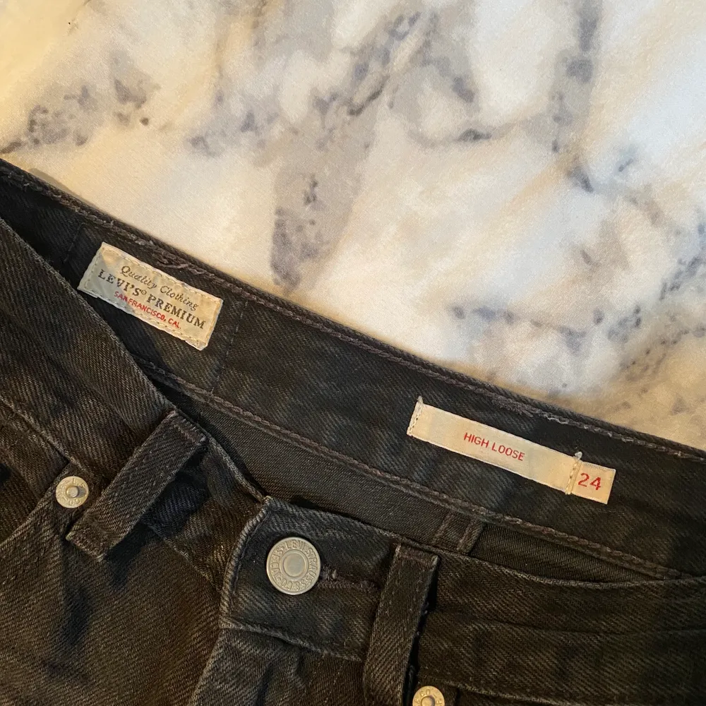 Säljer Levis jeans i st.24 för de har blivit för små. De är i väldigt fint skick och en riktigt snygg modell. Köpta för 1319 kr. (Jag är ca 168 cm på denna bilden) 950kr + frakt 📦 👖🖤. Jeans & Byxor.