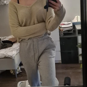 Stickad tröja  - En beige tröja från nakd som går att använda åt båda hållen. Köpt från nakd men har tagit bort lappen. Jag är storlek S och den är lite stor så borde passa både M och L💕 köparen står för frakt 