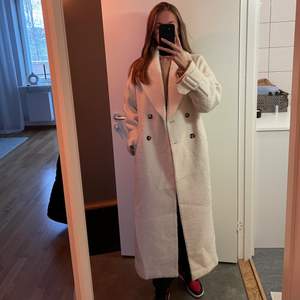 Säljer min vita kappa från h&m, köpt i vintras! Nypris 800 kr men säljer den för 400 kr. Storlek XS, är 174 cm!!