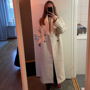 Kappa  - Säljer min vita kappa från h&m, köpt i vintras! Nypris 800 kr men säljer den för 400 kr. Storlek XS, är 174 cm!!