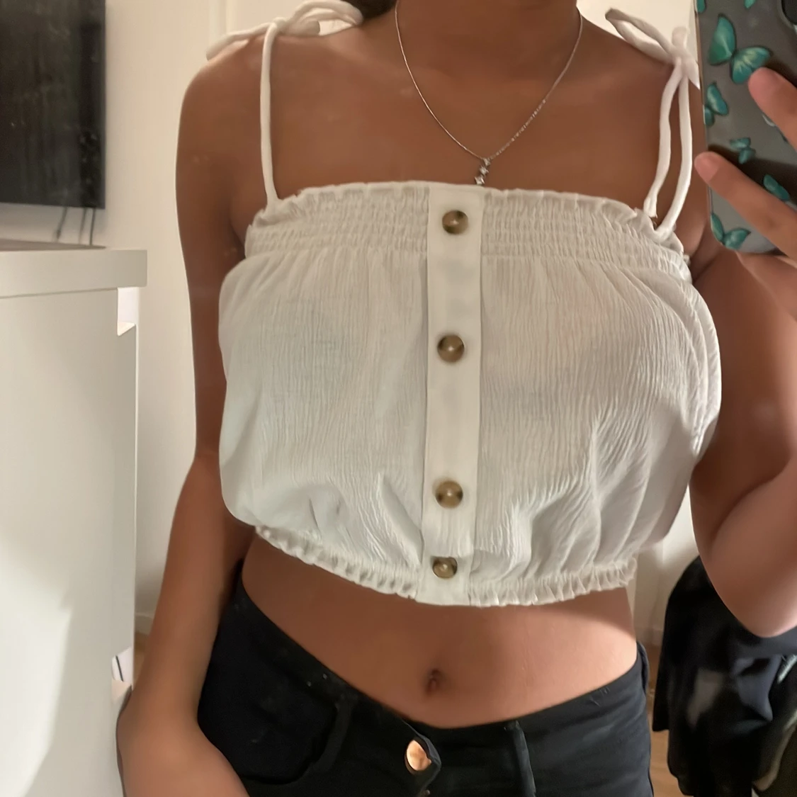 Vit topp med knappar