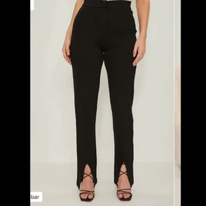 Svarta Kostymbyxor  - Svarta kostymbyxor från nakd säljer pga för stora för mig använda Max 2 gånger/ bilden är lånad/ köparen står för frakten 