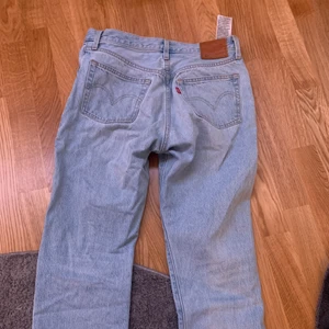 Levi’s Ljusa jeans - Snygga ljusa jeans från Levis, aldirg använda. För små. Ordinarie pris är 1099kr. Stoleken motsvarar S