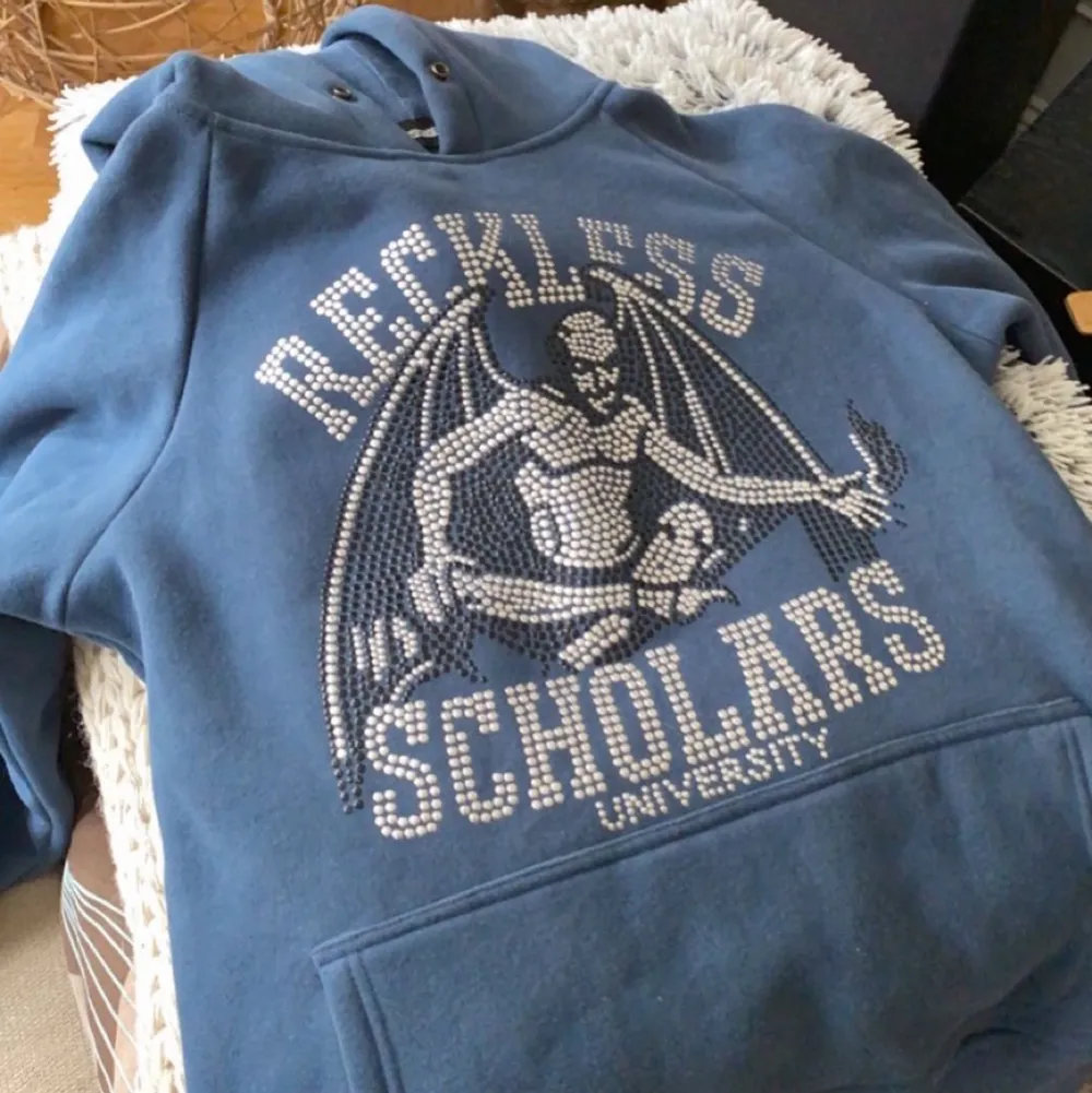 Säljer min sjukt snygga hoodie från reckless scholars pga att den inte används.   Skick 8/10 inga flaws.    Pris: 1400 eller högst budande🖤. Hoodies.
