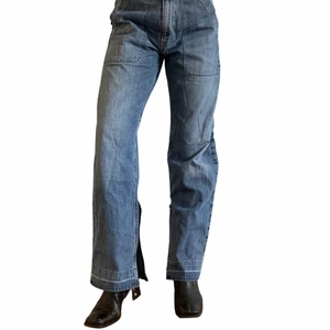 Y2k jeans 👖  - Supercoola Y2k jeans med fickor och slits, modell bär oftast xs - s och är 174cm lång. Byxorna är lite större i storlek. Skriv om funderingar 🎂
