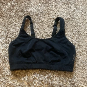 Casall sports-bh - Svart sportsbh från casall, använd ett par gånger. Säljer pga att jag köpt en ny. Skriv för fler bilder! :)