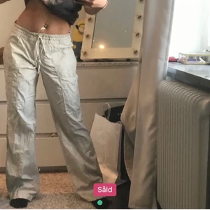 Cargopants - Skit snygga cargopants som jag köpte på plick för väldigt länge sen för ganska mycket men som inte kommit till användning. Passar någon som är runt 160 eller lite längre. De är lågmidjade och går att knyta runt midjan.Hör av er om ni är intresserade!❤️😇