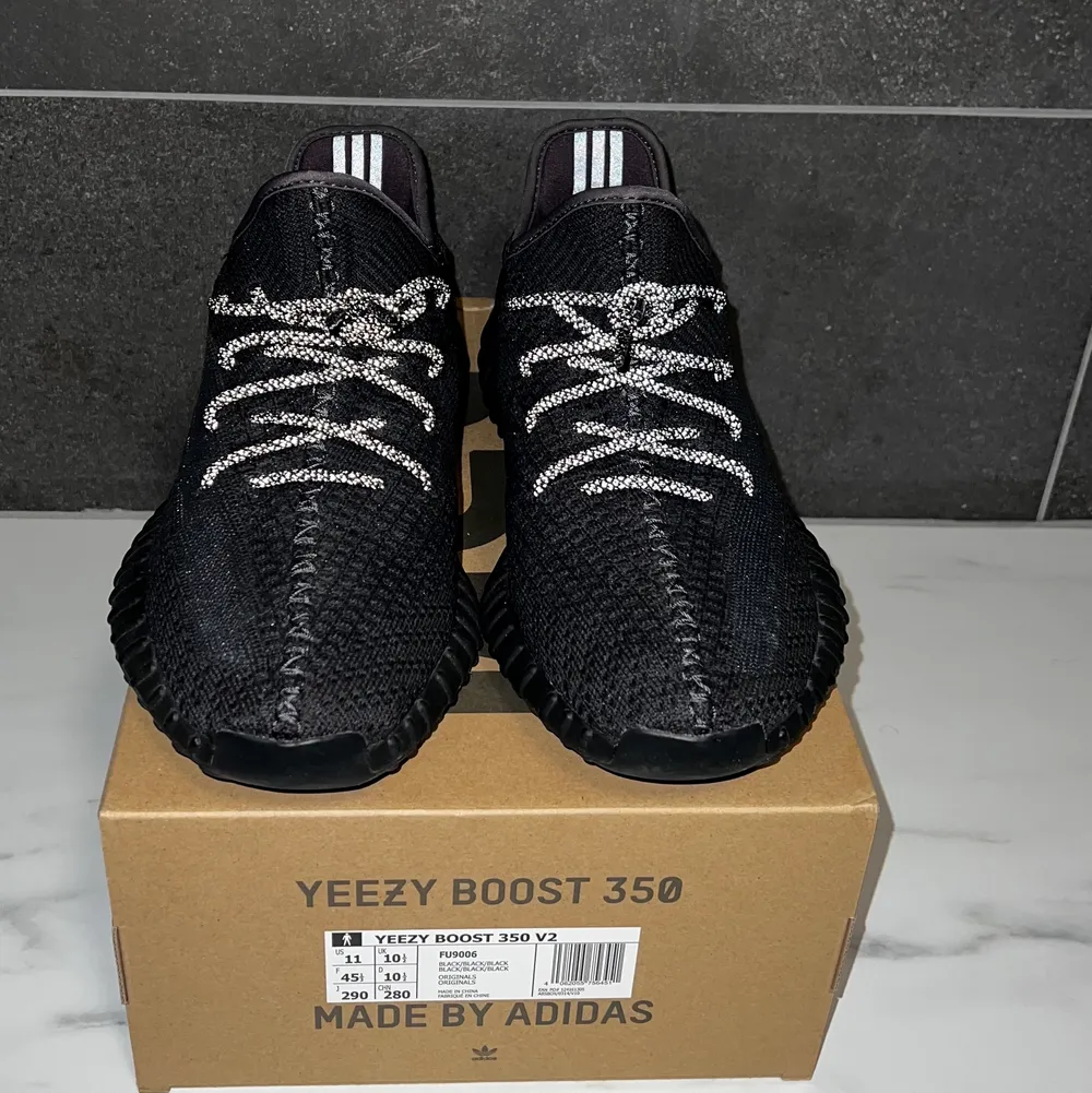 Helsvarta (Non-reflective) Yeezy boost 350 v2 i storlek 45 1/3. Inköpta på adidas.se. Burit skorna ett fåtal gånger. Inget slitage allls på skorna och jättefint skick. Meddela för mer info och bilder. Finns det fler köpare så får bud avgöra. Bud just nu: 1600. Skor.