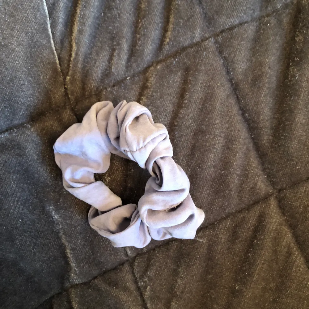 Lila / grå shrunchie, från glitter <3 nästan aldrig använd! Köpt för typ 4 mån sedan!. Accessoarer.