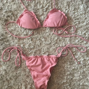 Rosa bikini Nelly  - Rosa bikini från Nelly. Knappt använd. Topp i m och överdel i s. Känns som s/m. Underdel är rynkig i bak. 