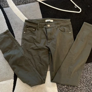 Mörkgröna byxor stl 40 - Mörkgröna byxor stl 40. Mjuka och normal långa. B.S JEANS fashion jeans 66kr frakt köparen står för frakten. Står ej för postens slarv! 