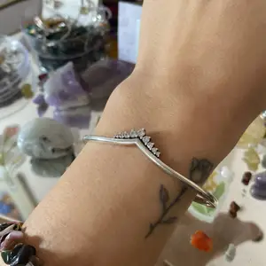 Armband köpt från Pandora. Är av äkta silver (som man kan se i sista bilden) köpt för runt 700kr. Den är one size och passar alla. Pris kan prutas ner, skriv isåfall :)