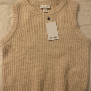 Väst - Skitsnygg stickad väst från monki! Aldrig använd så prislappen sitter kvar. Storlek medium men liten i storleken så passar även small. 😍