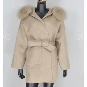 Kaopa - Säljer denna fina kappan från Ssstore, helt oanvänd o kvar i plasten. Kappan har äkta päls på luvan och jag tycker den är väldigt varm! skriv för fler bilder :) Storlek Xs men oversize modell så passar även S och M. 