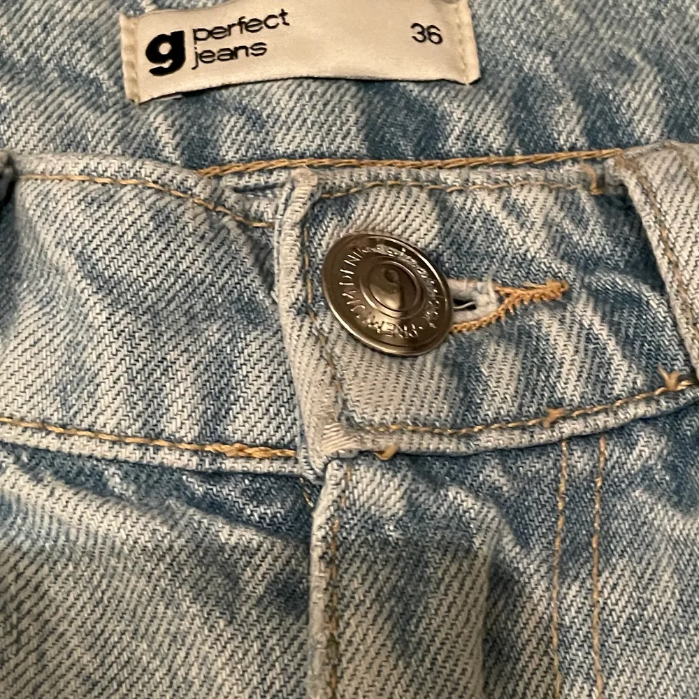 Ljusblå jeans ifrån Gina tricot i bra skick, köpta för ungefär ett halvår sedan och ganska använda men fortfarande bra passform. Har blivit lite för stora för mig därför blir dem inte använda längre. Ny pris 499kr och säljs för 150kr . Jeans & Byxor.
