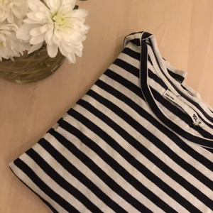 Trendig blå randig t-shirt❤️‍🔥 - Detta är en trendig mörkblå randig t-shirt i storlek S. Väldigt bra skick💕💕