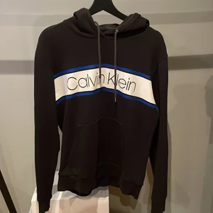 Calvin klein hoodie - Har haft den i 1 år nu, använd ganska mycket. Original pris 1000kr