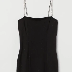 Svart klänning storlek m  - Säljer min helt svarta klänning som har en liten slit på ena benet och med stenar på banden, den är i nyskick använd 2 gånger men säljer pga att den är aldeles för stor för mig. Nypris 150 jag säljer för 50. Köparen står för frakten 