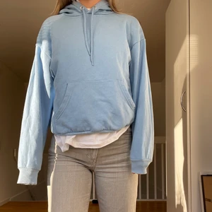 Blå hoodie  - Säljer denna fina blåa hoodien ifrån Monki! 🥰