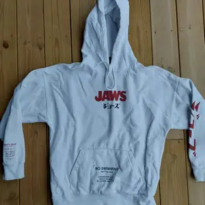 H&M kollaboration med filmen Jaws, finns ej längre att köpa 🦈🍿, vit huvtröj, storlek M, väldigt skön tröja, använd två gånger. 