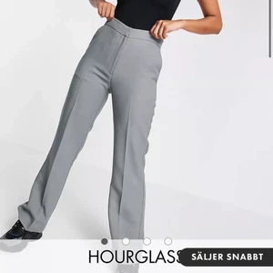 Gråa kostymbyxor  - Helt nya kostymbyxor, endast använda en gång. Verkligen så fina men tycker dem är lite för korta för mig som är 169cm. Från Asos! Andra bilden är min första är från hemsidan. 