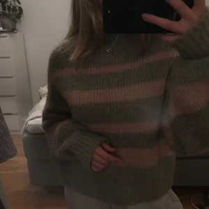 Randig stockad tröja - Säljer en super skönt o jätte fin tröja från NA-KD som inte kommer till användning längre, perfekt till vinter! Den är rosa och begie randig och lite störr i armarna. 💗💗