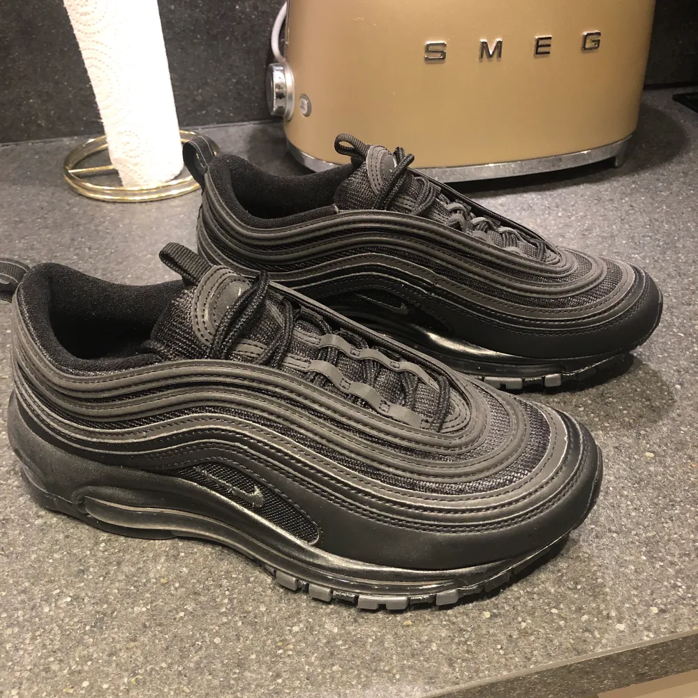 Helt oanvända nike air max 97 i storlek 37! Säljer för 1000:-. Skor.