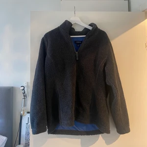 Teddy jacka - Teddy tröja som passar perfekt nu till vintern, mörkare grå än på bilderna. Går att använda som jacka också ❤️